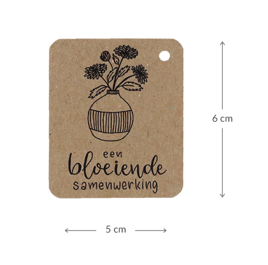 Voorkant kraftlabel 50 x 60 mm met boorgat met de tekst &#039;Bloeiende samenwerking&#039; - Maatgeving