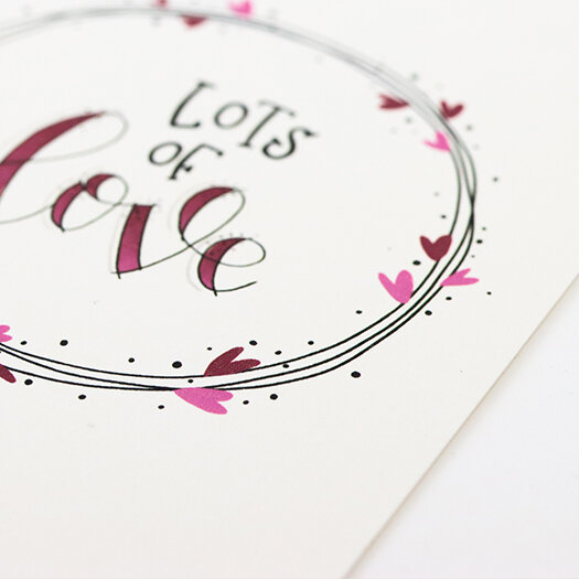 Sfeerfoto ansichtkaart 100 x 148 mm met de tekst &lsquo;Lots of love&rsquo;