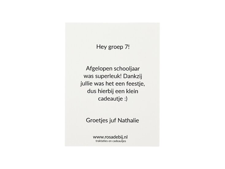 Achterkant kaartje 80 x 105 mm met de tekst &lsquo;Bedankt dat je me laat groeien&rsquo; in combinatie met eigen tekst.