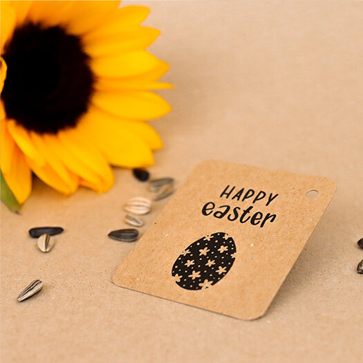 Sfeerfoto kraftlabel 50 x 60 mm met boorgat met de tekst &#039;Happy Easter&#039;