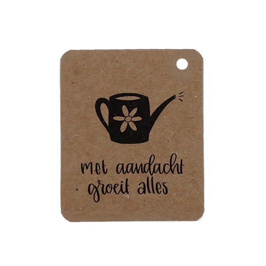 Voorkant kraftlabel 50 x 60 mm met boorgat met de tekst &#039;Met aandacht groeit alles&#039;